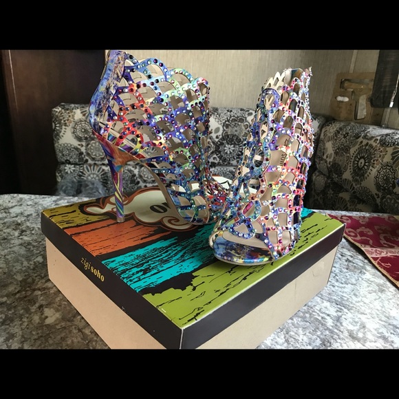 Woman’s high heeled shoes - Picture 1 of 6